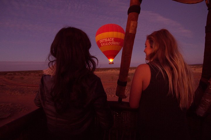 Early Morning Ballooning In Alice Springs - Darwin Tourism 1